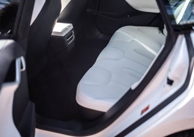 banquette arrière de la Tesla S blanche