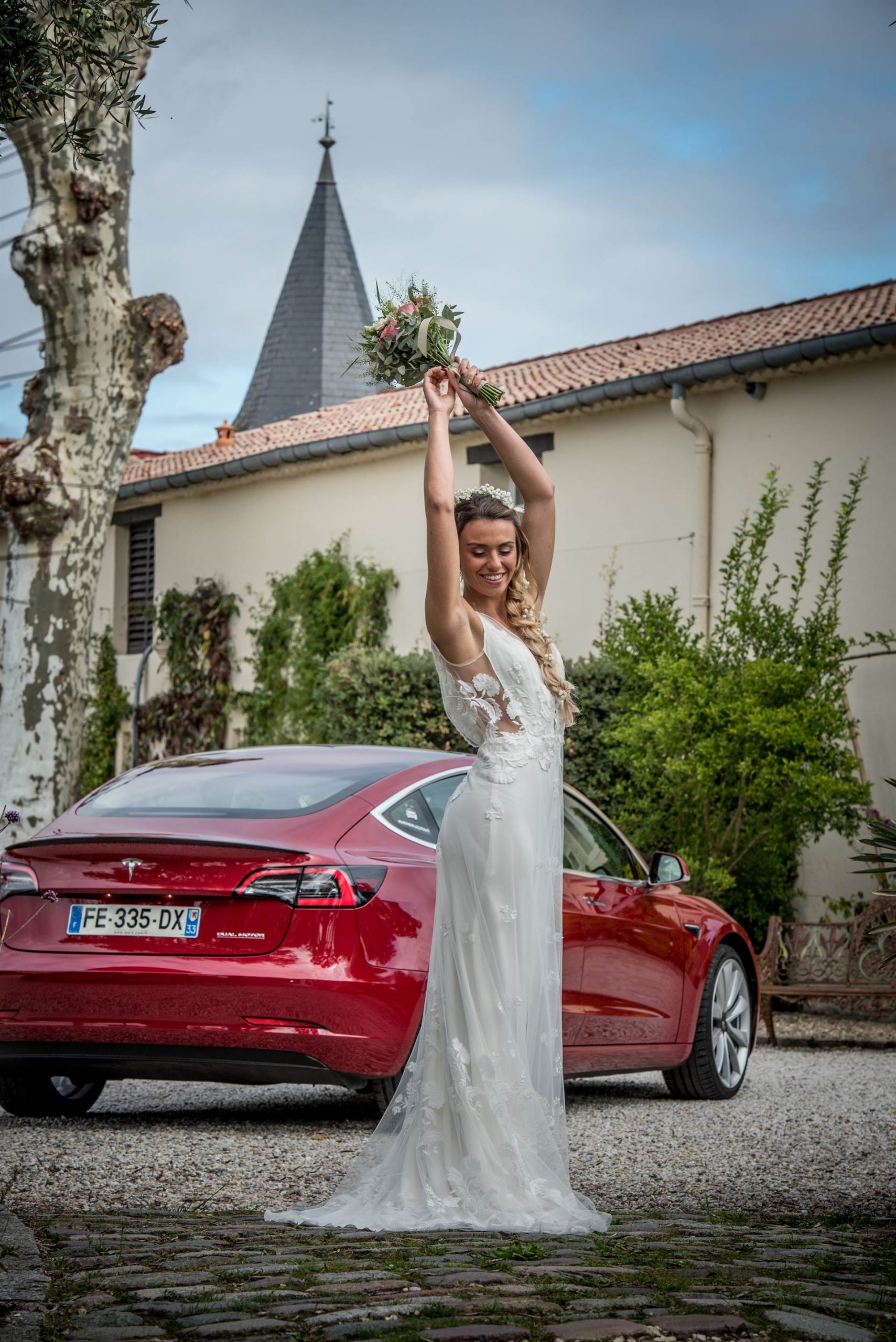 Une mariée devant une Tesla 3 rouge